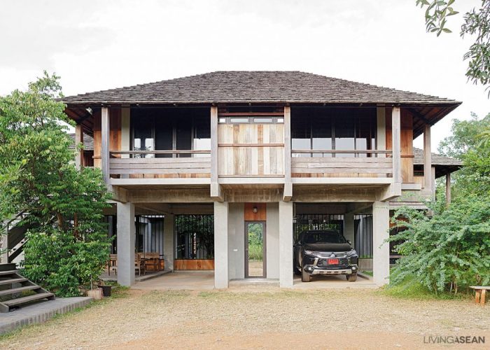 Rumah setengah tembok setengah papan