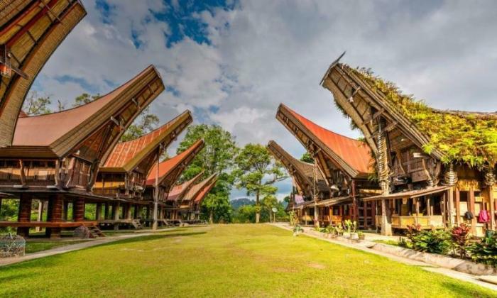 Tongkonan house toraja tana part indonesia horns stock carving wood rantepao sulawesi buffaloes torajan buildings traditional paintings depositphotos