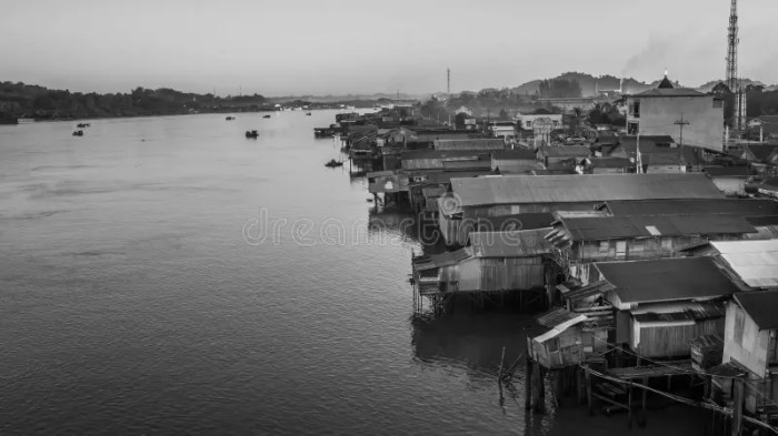 Dense houses mahakam riverbank borneo